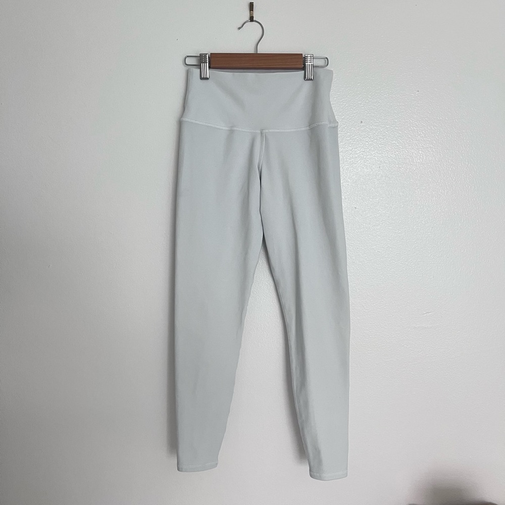 White High-Waisted Airbrush Alo Leggings in Women’s Small